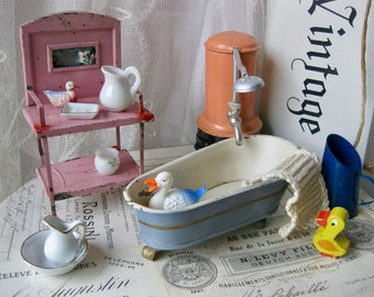 antik Puppenbad Puppenstube Badezimmer Blechspielzeug 1920 Porzellanpuppe Puppenbadewanne Puppenstuben  Nachttopf Waschtisch  Miniatur