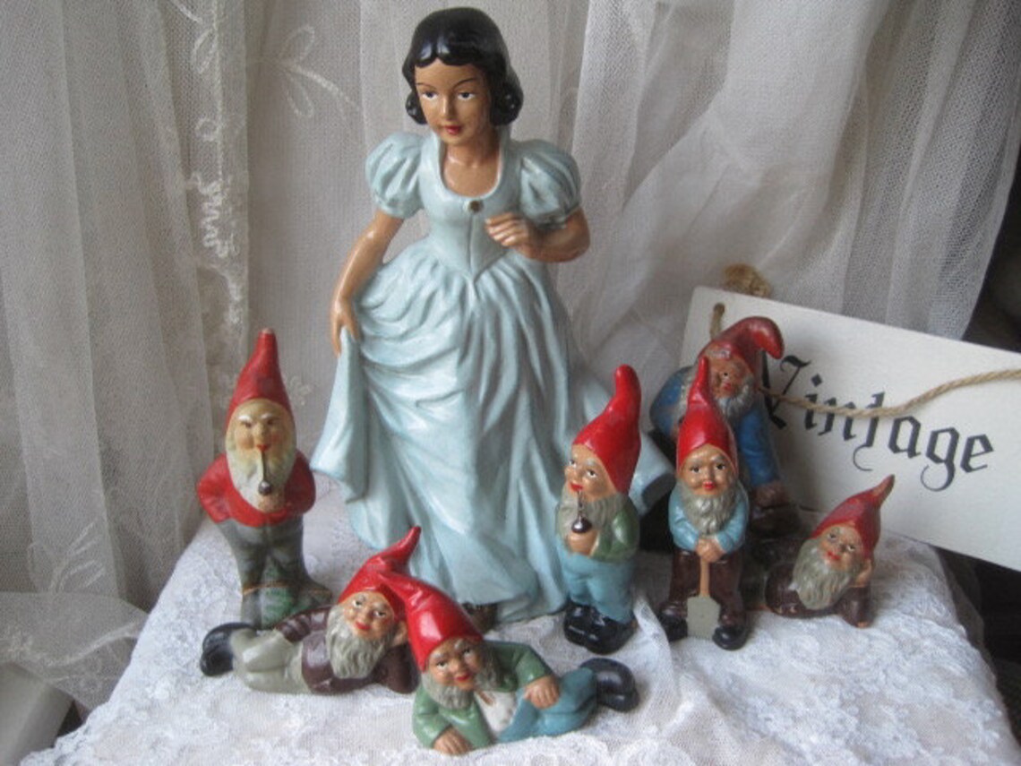 snow white and seven dwarfs gnomes