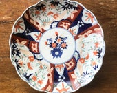 Antique Hand Painted Imari Porcelain Scalloped Rim Plate 8 1 2 quot x 1 1 4 quot Shallow Dish Blue Red Green Ruffled Edge Bow