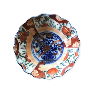 Antique Japanese Imari Bowl: Hand-Painted Scalloped Porcelain, 19th Century
