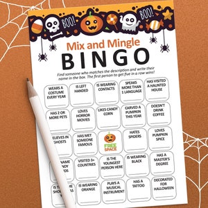 Pu&ograve; includere: Una scheda di bingo di Halloween stampabile con un design in bianco e nero. La scheda ha uno spazio libero al centro ed &egrave; piena di suggerimenti a tema Halloween come "Indossa un costume ogni anno", "Ama i film horror", "Ha incontrato qualcuno di famoso", "Porta lenti a contatto", "Parla pi&ugrave; di una lingua", "Ha visitato una casa infestata", "Ha 2 o pi&ugrave; animali domestici", "Ama il mais dolce", "Ha intagliato una zucca quest'anno", "Non beve caff&egrave;", "Crede nei fantasmi", "Odia i ragni", "Ama la spezia di zucca", "Il nome finisce con "y", "Ha visitato pi&ugrave; di 3 paesi", "&Egrave; la persona pi&ugrave; giovane qui", "Indossa il nero", "Ha un master", "Indossa l'arancione", "Suona uno strumento musicale", "Ha un tatuaggio", "Decorato per Halloween".