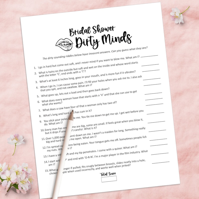 Może przedstawiać: Drukowana gra na wiecz&oacute;r panieński zatytułowana "Bridal Shower Dirty Minds". Gra zawiera listę 15 zagadek z pustą linią dla każdej odpowiedzi. Zagadki są sugestywne, ale mają niewinne odpowiedzi.