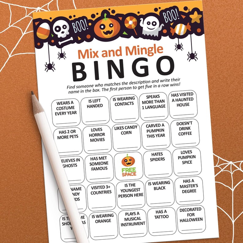 Pu&ograve; includere: Una scheda di bingo di Halloween stampabile con un design in bianco e nero. La scheda ha uno spazio libero al centro ed &egrave; piena di suggerimenti a tema Halloween come "Indossa un costume ogni anno", "Ama i film horror", "Ha incontrato qualcuno di famoso", "Porta lenti a contatto", "Parla pi&ugrave; di una lingua", "Ha visitato una casa infestata", "Ha 2 o pi&ugrave; animali domestici", "Ama il mais dolce", "Ha intagliato una zucca quest'anno", "Non beve caff&egrave;", "Crede nei fantasmi", "Odia i ragni", "Ama la spezia di zucca", "Il nome finisce con "y", "Ha visitato pi&ugrave; di 3 paesi", "&Egrave; la persona pi&ugrave; giovane qui", "Indossa il nero", "Ha un master", "Indossa l'arancione", "Suona uno strumento musicale", "Ha un tatuaggio", "Decorato per Halloween".