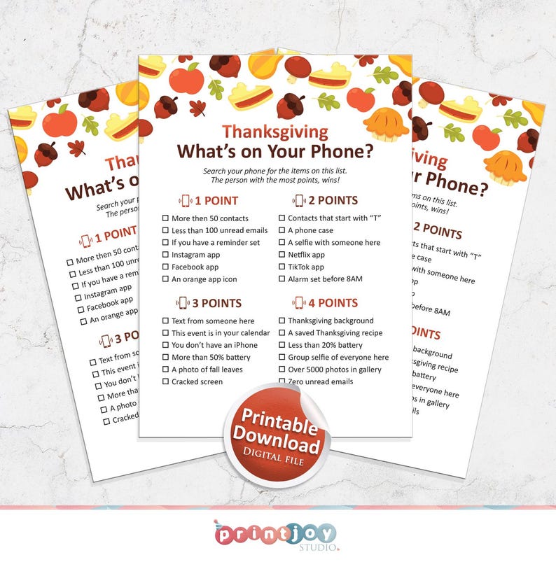 K&ouml;nnte beinhalten: Eine druckbare Thanksgiving-Spielkarte mit einem Herbst-Design. Die Karte enth&auml;lt eine Liste von Gegenst&auml;nden, die auf Ihrem Telefon zu finden sind, wobei jedem Gegenstand Punkte zugewiesen werden. Der Text auf der Karte lautet "Thanksgiving What's on Your Phone?"