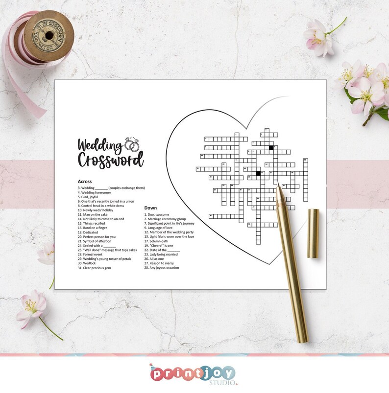 Puede incluir: Un crucigrama de boda imprimible en forma de coraz&oacute;n. El crucigrama tiene pistas para palabras relacionadas con las bodas, como votos, anillos y pastel.