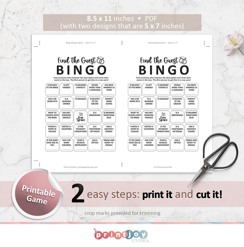 K&ouml;nnte beinhalten: Zwei druckbare Brautparty-Bingo-Karten im Schwarzwei&szlig;-Design. Die Karten sind 5 x 7 Zoll gro&szlig; und bieten eine Vielzahl von Aufforderungen f&uuml;r die G&auml;ste, jemanden zu finden, der der Beschreibung entspricht. Die Karten sind mit "Find the Guest Bingo" beschriftet.