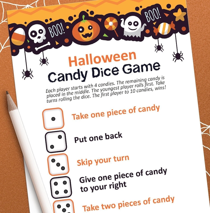 Może przedstawiać: Drukowana plansza do gry w kości o cukierki na Halloween z instrukcjami. Plansza zawiera czarną i białą czaszkę, dynię, ducha i cukierki w kształcie kukurydzy. Instrukcje m&oacute;wią: "Każdy gracz zaczyna z 4 cukierkami. Pozostałe cukierki są umieszczane w środku. Najmłodszy gracz rzuca pierwszy. Rzucajcie na zmianę. Pierwszy gracz, kt&oacute;ry zdobędzie 10 cukierk&oacute;w, wygrywa!"