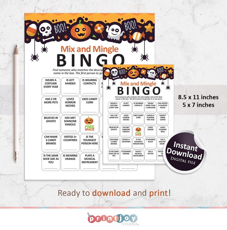 Pu&ograve; includere: Una scheda di bingo di Halloween stampabile con uno schema di colori nero e arancione. La scheda presenta una grafica di zucca e fantasma. Le caselle di bingo contengono vari prompt a tema Halloween come "Indossa un costume ogni anno", "&Egrave; mancino", "Gli piace il mais dolce", "Ha incontrato qualcuno famoso", "Pu&ograve; nominare 3 marchi di caramelle", "&Egrave; la persona pi&ugrave; giovane qui", "Suona uno strumento musicale", e "Indossa arancione".