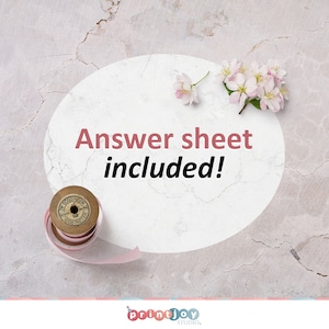 Może przedstawiać: Biały owalny balonik z tekstem "Answer sheet included!" na szarym, teksturowanym tle. R&oacute;żowe kwiaty i szpulka r&oacute;żowej wstążki znajdują się na tle.