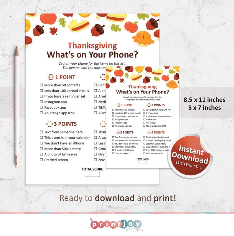 K&ouml;nnte beinhalten: Druckbares Thanksgiving-Spiel f&uuml;r eine Party oder ein Treffen. Das Spiel hei&szlig;t "What's on Your Phone?" und fordert die Spieler auf, ihre Telefone nach Elementen wie Kontakten, Erinnerungen, Apps und Fotos zu &uuml;berpr&uuml;fen. Das Spiel ist f&uuml;r zwei verschiedene Gr&ouml;&szlig;en konzipiert: 8,5 x 11 Zoll und 5 x 7 Zoll.