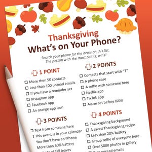 K&ouml;nnte beinhalten: Ein Thanksgiving-Spiel mit einer Liste von Dingen, die man auf seinem Handy finden kann. Das Spiel ist in vier Abschnitte unterteilt: 1 Punkt, 2 Punkte, 3 Punkte und 4 Punkte. Jeder Abschnitt enth&auml;lt eine Liste von Dingen, die man auf seinem Handy finden kann, wie z. B. "Mehr als 50 Kontakte", "Kontakte, die mit "T" beginnen", "Text von jemandem hier" und "Thanksgiving-Hintergrund".