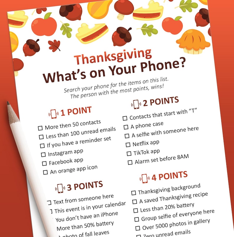 K&ouml;nnte beinhalten: Ein Thanksgiving-Spiel mit einer Liste von Dingen, die man auf seinem Handy finden kann. Das Spiel ist in vier Abschnitte unterteilt: 1 Punkt, 2 Punkte, 3 Punkte und 4 Punkte. Jeder Abschnitt enth&auml;lt eine Liste von Dingen, die man auf seinem Handy finden kann, wie z. B. "Mehr als 50 Kontakte", "Kontakte, die mit "T" beginnen", "Text von jemandem hier" und "Thanksgiving-Hintergrund".