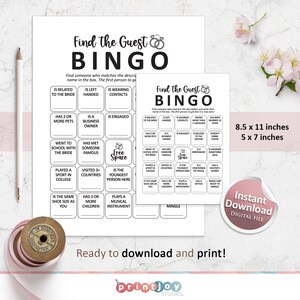 K&ouml;nnte beinhalten: Eine druckbare Hochzeits-Bingo-Karte in Schwarzwei&szlig;. Die Karte hat einen Titel, der "Find the Guest Bingo" lautet. Die Karte hat 25 Felder mit verschiedenen Aufforderungen f&uuml;r die G&auml;ste, die sie auf der Hochzeit finden k&ouml;nnen. Die Karte ist 21,6 cm x 27,9 cm und 12,7 cm x 17,8 cm gro&szlig;.
