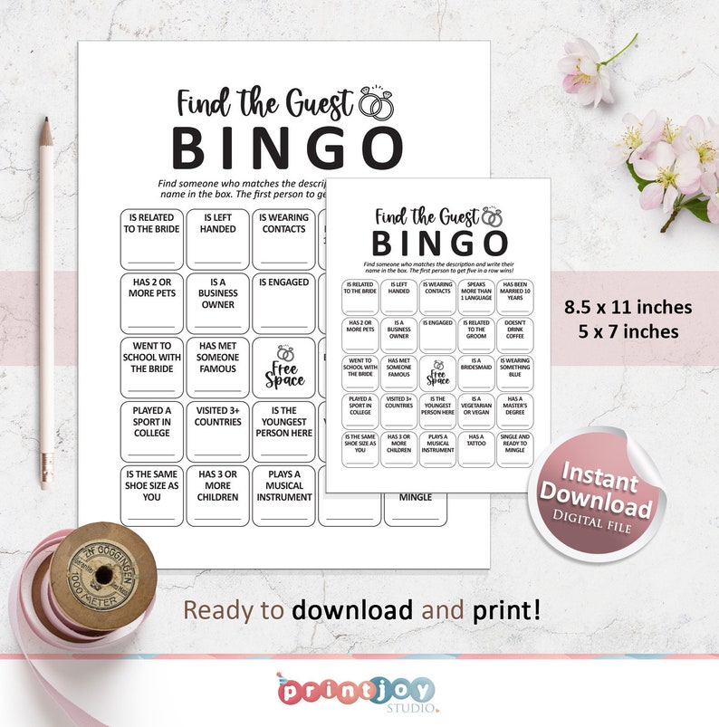 K&ouml;nnte beinhalten: Eine druckbare Hochzeits-Bingo-Karte in Schwarzwei&szlig;. Die Karte hat einen Titel, der "Find the Guest Bingo" lautet. Die Karte hat 25 Felder mit verschiedenen Aufforderungen f&uuml;r die G&auml;ste, die sie auf der Hochzeit finden k&ouml;nnen. Die Karte ist 21,6 cm x 27,9 cm und 12,7 cm x 17,8 cm gro&szlig;.