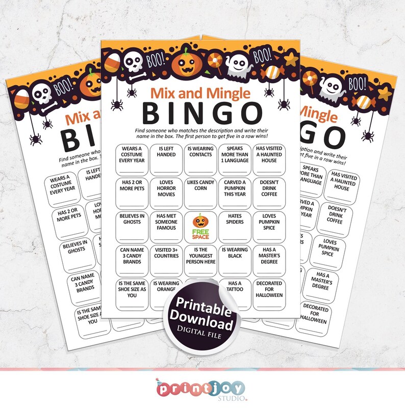 Pu&ograve; includere: Una scheda di bingo di Halloween stampabile con un design in bianco e nero. La scheda presenta una grafica di zucca, fantasma e mais dolce. Le caselle di bingo hanno varie richieste come "Indossa un costume ogni anno", "Ha 2 o pi&ugrave; animali domestici", "Ama i film horror", "Ama i dolci di mais", "Ha intagliato una zucca quest'anno", "Non beve caff&egrave;", "Odia i ragni", "Ama le spezie di zucca", "Pu&ograve; nominare 3 marchi di dolciumi", "Ha la stessa taglia di scarpe tua", "Indossa arancione", "Spazio libero", "Indossa nero", "Ha un tatuaggio", "Decorato per Halloween", "Ha un master", "Ha visitato una casa infestata", "Parla pi&ugrave; di una lingua", "&Egrave; mancino", "Indossa lenti a contatto", "Ha incontrato qualcuno di famoso", "Ha visitato pi&ugrave; di 3 paesi", "&Egrave; la persona pi&ugrave; giovane qui".