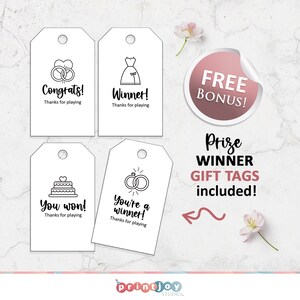 Puede incluir: Cuatro etiquetas de regalo imprimibles con ilustraciones en blanco y negro de iconos con tem&aacute;tica nupcial. Las etiquetas dicen "&iexcl;Enhorabuena! Gracias por jugar", "&iexcl;Ganador! Gracias por jugar", "&iexcl;Has ganado! Gracias por jugar" y "&iexcl;Eres un ganador! Gracias por jugar". Un c&iacute;rculo rosa con el texto "&iexcl;BONO GRATIS!" se encuentra en la esquina superior derecha de la imagen. El texto "&iexcl;Etiquetas de regalo GANADOR del premio incluidas!" se encuentra debajo del c&iacute;rculo.