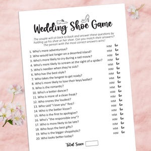 Puede incluir: Un juego de zapatos de boda impreso en papel blanco. El juego presenta preguntas para determinar qué pareja es más aventurera, romántica o propensa a llorar durante una película triste. Incluye espacio para una puntuación total.