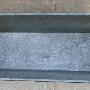 Vintage galvanisierte Zinktrog-Badewanne, antike Metallteigbox, rustikaler Bauernhaus-Blumentopf, industrielle Metallwanne