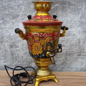 Vintage elektrische Samowar, Khokhloma handbemalte russische Teeurne, traditionelle UdSSR Küchendekor, arbeitender russischer antiker Samowar.