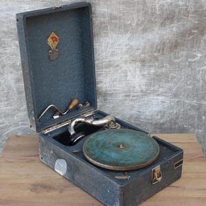 Antique working gramophone N.K.M. Leningrad gramophone plant,vintage gramophone needles,soviet old portable record player cabinet,Turntable.