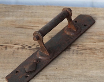 Tirador de puerta antiguo de hierro forjado pesado de 30 cm (12") con manija rústica industrial y tapa para cerradura.