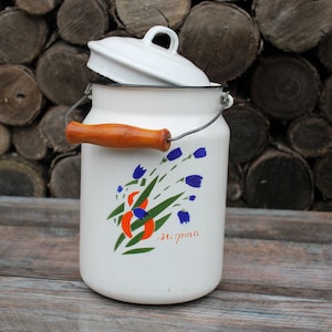 Neuer Emaillekrug, Metallmilchkanne, Vintage Emaillewarenkanister für Bauernhausdekor, Blechgießkanne, antiker Milchkrug hergestellt in der UdSSR.