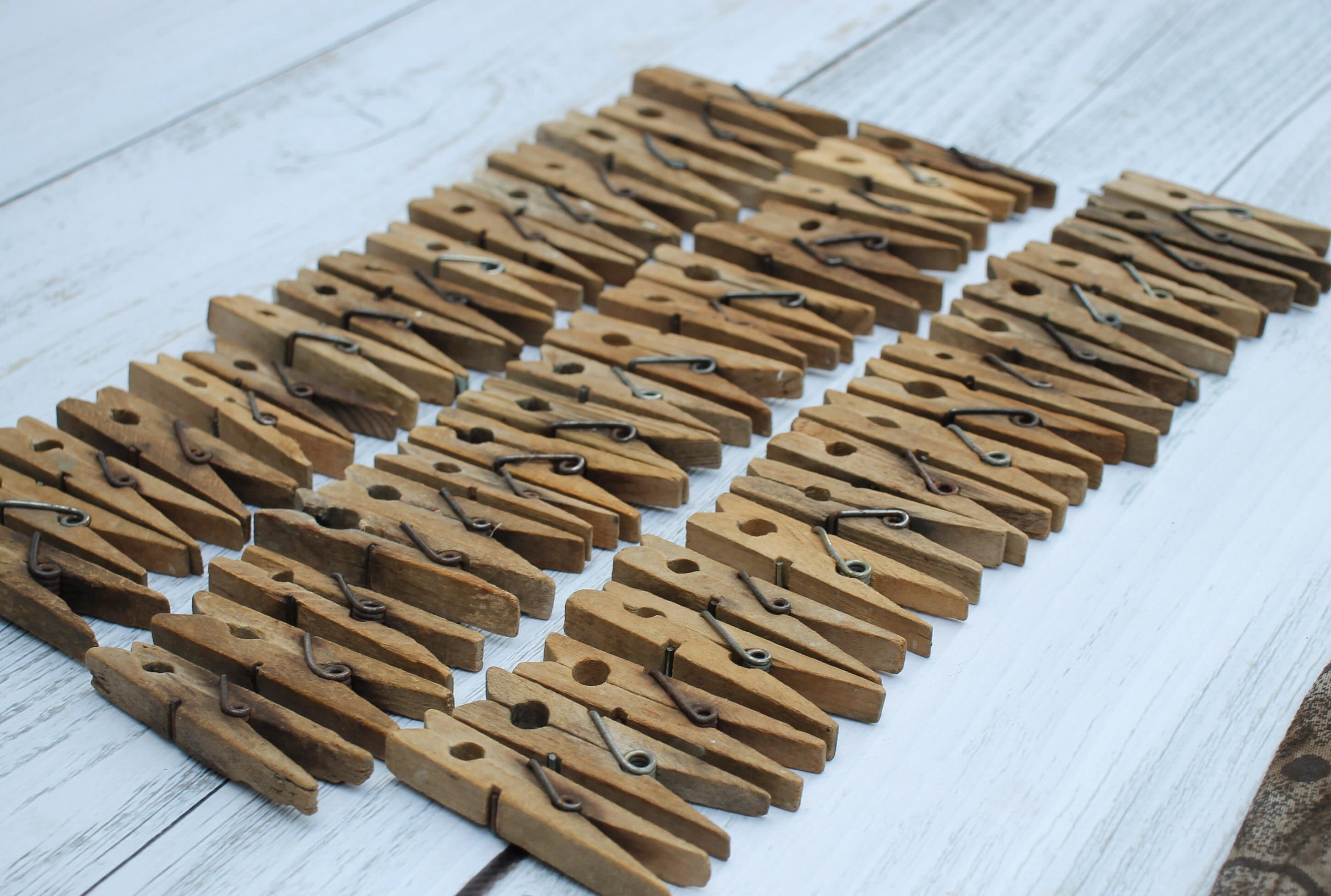 Lot Ancien De 180 épingles à Linge En Bois – Têtes Rondes/plates, Vieilli, Avec Panier