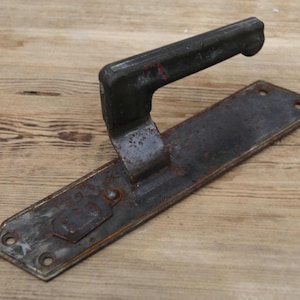 Tirador de puerta industrial antiguo – Tirador de puerta brutalista de mediados de siglo – Herrajes de metal recuperado de 23 cm (9")