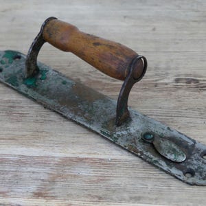 Vintage dörrhandtag i trä, rustik metallplatta med trägrepp, arkitektonisk bärgning, retro ladugårdsdörrbeslag, industriell inredning