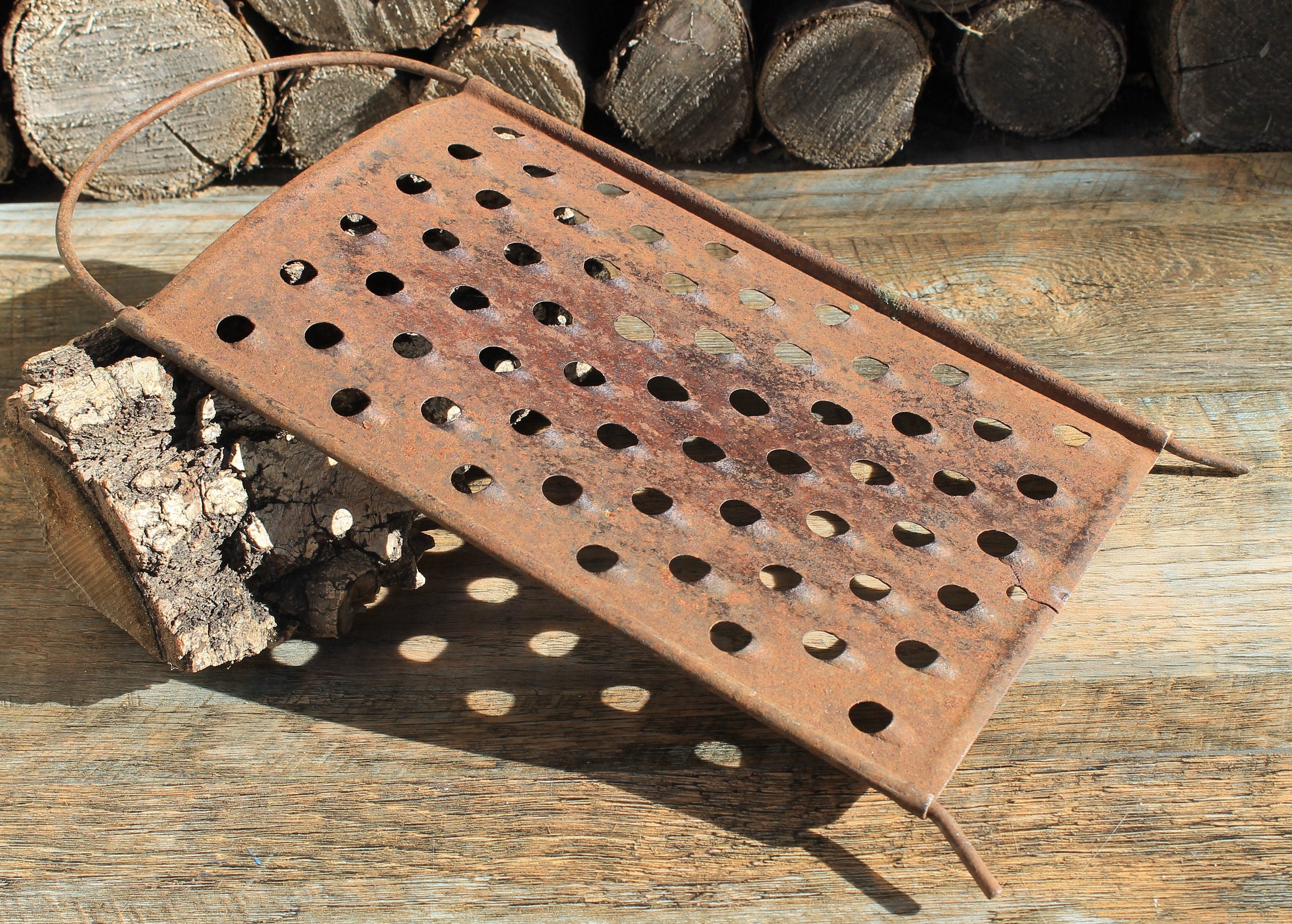 Vieille râpe à main, râpes à légumes, râpe rouillée pour la ferme et la décoration rustique, râpes en métal antiques fabriquées en URSS dans les année
