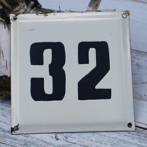 32 Vintage Hausnummern, weiße Nummernschild, emaillierte Zahl, Hausnummerschild, Türnummern 32, Metall Hausnummern nach Maß in UdSSR hergestellt.