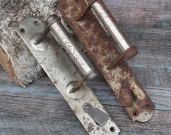 2er Set rostige Vintage Metall Türgriffe, UdSSR 1960er Jahre, Bauernhaus Dekor