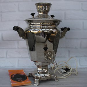 Neuer arbeitender russischer Samowar 4L, Vintage traditioneller großer silberner Samowar für Geschenk, Küche Wohnkultur, russischer elektrischer Samowar aus der UdSSR 1987.