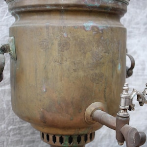 Samovar Batashev vintage pour la décoration, bouilloire russe en laiton, antiquités de collection, cadeau pour collectionneur samovar avec badges, samovar à bois.