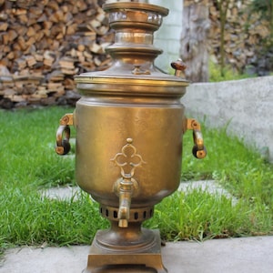 Samovar russe antique en laiton, urne à thé impériale de Tula avec médailles du tsar, probablement Batashov, décor de collection samovar travaillant au charbon de bois