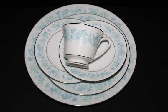 Beautiful Noritake Milford (2227) Fine China Set for 4- 5 Items