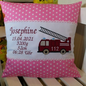 Könnte beinhalten: Rosa Kissen mit weißen Sternen und einem weißen Feld mit gesticktem Text: Josephine, 15.04.2021, 3200g, 52cm, 06:28 Uhr. Ein rotes Feuerwehrauto mit einer Leiter ist auf dem Feld gestickt. Die Nummer 112 befindet sich an der Seite des Autos.