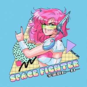 Könnte beinhalten: Ein Anime-Charakter mit pinken Haaren, der ein weißes und blaues Outfit mit einem futuristischen Helm trägt. Der Charakter hält zwei Finger in einem Friedenszeichen hoch. Der Hintergrund ist ein farbenfrohes Design im Stil der 80er Jahre mit dem Text "SPACE FIGHTER 宇宙のヒーロー".