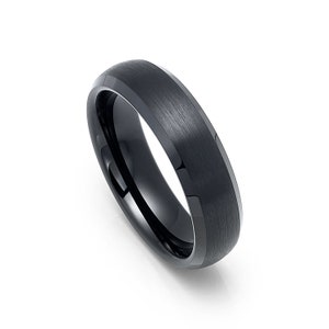 Aliança de casamento em cúpula folheada a preto de tungstênio 6 mm com centro de acabamento escovado e bordas chanfradas