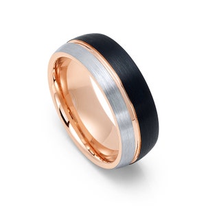 Aliança de casamento em cúpula banhada a ouro rosa de 8 mm de tungstênio com design descentralizado ranhurado banhado a preto e cinza