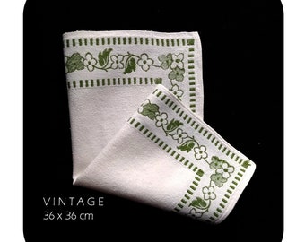 RAR! Altes Zier-Deckchen / weiß mit grüner floraler Stickerei / 36 x 36 cm / 1940 - 1950er Jahre