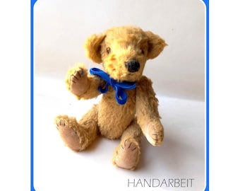 Sammlerobjekt / Handarbeit! Mini-Bär / blond / 9,5 cm sitzend  / 1990er Jahre