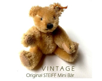 Sammlerstück! Original STEIFF Miniatur Teddy Bär mit Knopf und Fahne / Mohair, blond, 7 cm, bewegliche Gelenke / Germany 1980er Jahre