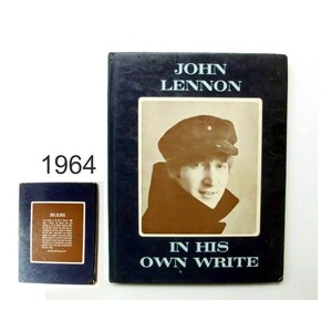Könnte beinhalten: Ein blaues Hardcover-Buch mit dem Titel "John Lennon In His Own Write" und einem Foto von John Lennon auf dem Cover. Das Buch wurde 1964 veröffentlicht.