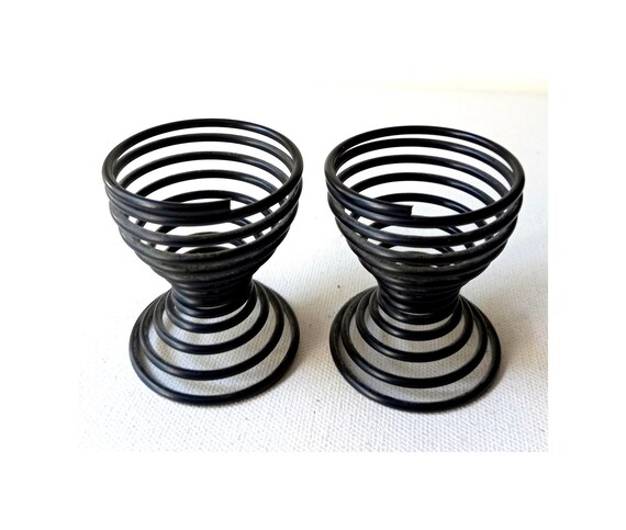 2 Stück Spiral-Eierbecher / schwarz; gewickeltes Metall / RETRO 1980er Jahre