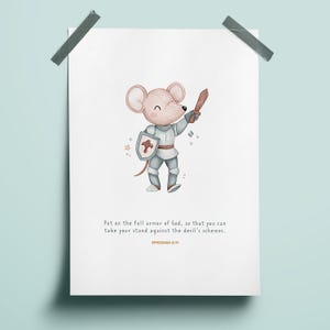 Peut inclure: Une illustration mignonne d'une souris vêtue d'une armure de chevalier tenant une épée et un bouclier. Le texte ci-dessous indique "Revêtez l'armure complète de Dieu, afin de pouvoir tenir ferme contre les ruses du diable. Éphésiens 6:11"
