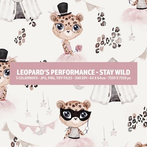 Könnte beinhalten: Wiederholendes Muster mit Illustrationen von Leoparden in Zirkuskostümen. Die Leoparden tragen Tutus, Zylinder und Masken und halten Rosen und Zauberstäbe. Das Design umfasst Zirkuszelte, Sterne und Banner. Der Text lautet "LEOPARD'S PERFORMANCE - STAY WILD". Das Bild ist 64 x 64 cm groß.