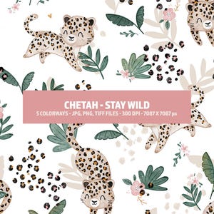 Op de afbeelding: Een herhalend patroon met cartoon-cheeta's met vlekken, omringd door bladeren en bloemen in tinten groen, roze en beige, op een witte achtergrond. De tekst "CHETAH - STAY WILD" wordt weergegeven op een roze banner.