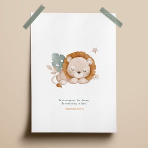 Peut inclure: Une illustration aquarelle d'un lionceau endormi avec une feuille verte et une étoile. Le texte dit "Soyez courageux, soyez fort. Faites tout par amour. 1 Corinthiens 16:13-14".