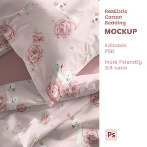 Könnte beinhalten: Rosa Baumwollbettwäsche mit Blumen- und Schwanenmuster. Die Bettwäsche zeigt ein Muster aus rosa Rosen und weißen Schwänen mit goldenen Kronen. Der Text "Realistic Cotton Bedding MOCKUP" ist sichtbar.